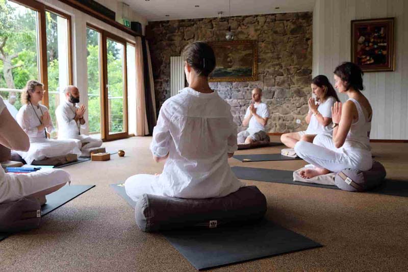 How to Choose the Best RYT 200 Program (Checklist)